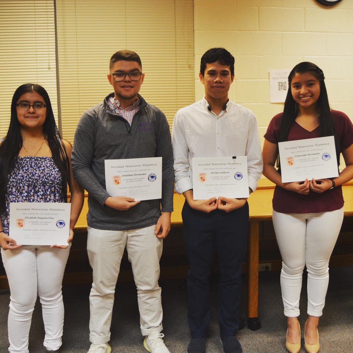 ProfeLCarrasco's tweet photo. Durante #nationalforeignlanguageweek hicimos nuestra ceremonia de inducción para las sociedades honorarias de lenguajes español, francés, alemán).  La sociedad honoraria hispánica tiene nuevos miembros! ¡Bien hecho, estudiantes! @shh_aatsp @shh_virginia @aeedwar2 @Park_View_HS https://t.co/UoOmhRYGul