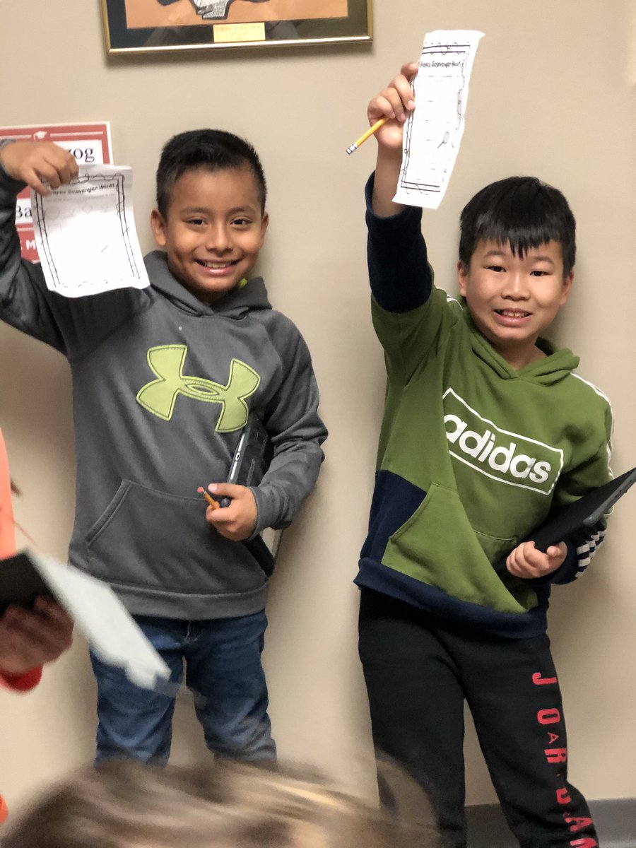 Miss_Ryan2's tweet photo. Shapes are all around us! These kiddos were so creative while hunting for shapes to put in their collage. 🔴🔶🟨 https://t.co/QESNER6S3E