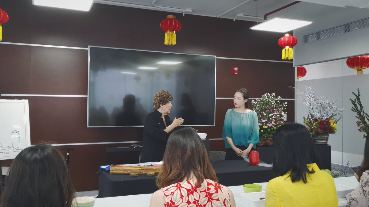 Ikebana en la Embajada de China!!!
Gracias a la Profesora Analia Quijano por traernos la primavera🤗
Felíz Día Internacional de la Mujer a todas!!! 💐🌸🌷