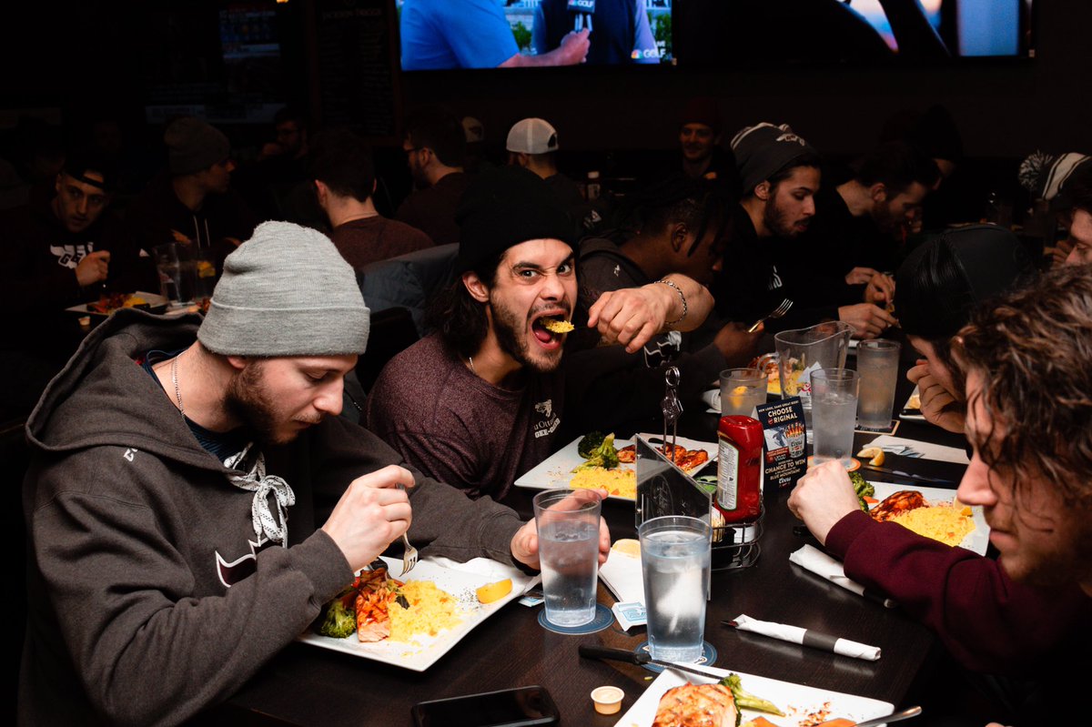 GeeGeesMHKY's tweet photo. Quick bite. #HorseHockey🐴 #FullCorcle Une petite bouchée rapide sur la route. https://t.co/jtDZapHdqj