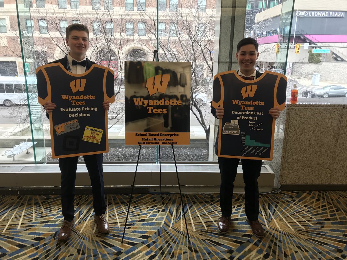 ElliotBernaiche's tweet photo. Deca is our favorite sport 🔹#mideca #decadaddys #gobears https://t.co/pe2htA7I2K