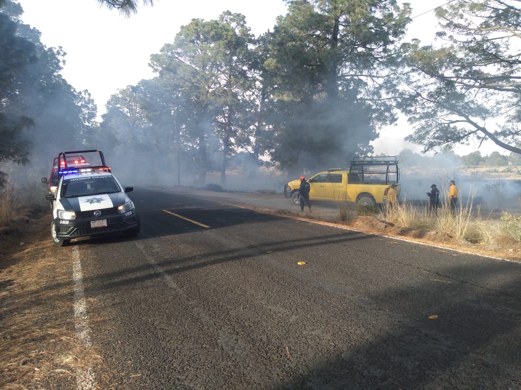 PoliciaSsc's tweet photo. La Policía de Montaña de la #SSCTLX en recorrido de seguridad y vigilancia sobre la carretera que conduce a #SanJoséTeacalco  a la altura del paraje San Lorenzo, se observa un conato de incendio que se sofoca con técnicas de contra fuego.
#PorUnTlaxcalaSeguro
#CrecerJuntos2020 https://t.co/GbRaisaT20