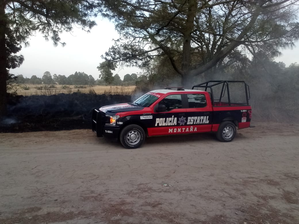 PoliciaSsc's tweet photo. La Policía de Montaña de la #SSCTLX en recorrido de seguridad y vigilancia sobre la carretera que conduce a #SanJoséTeacalco  a la altura del paraje San Lorenzo, se observa un conato de incendio que se sofoca con técnicas de contra fuego.
#PorUnTlaxcalaSeguro
#CrecerJuntos2020 https://t.co/GbRaisaT20