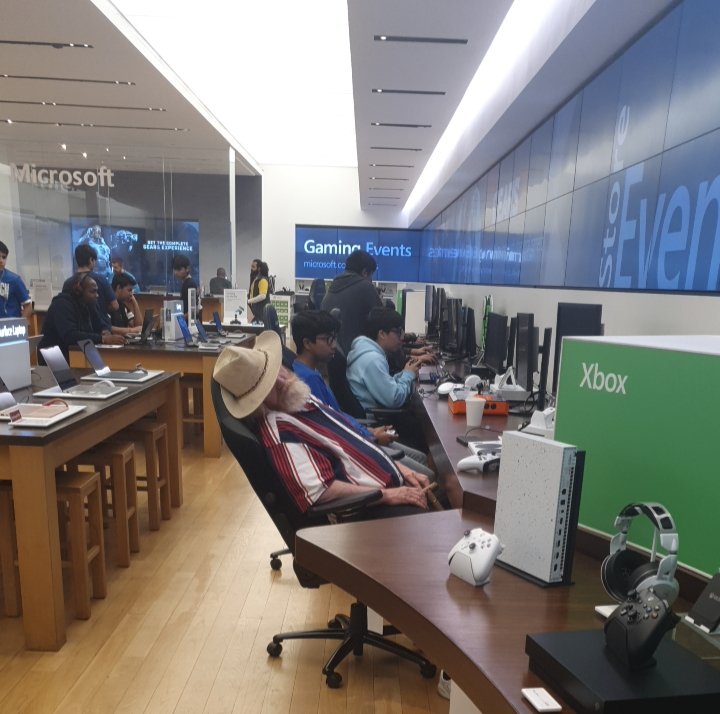 This Boomer was playing Solitaire on the only PC in the store that I'm able to stream on.