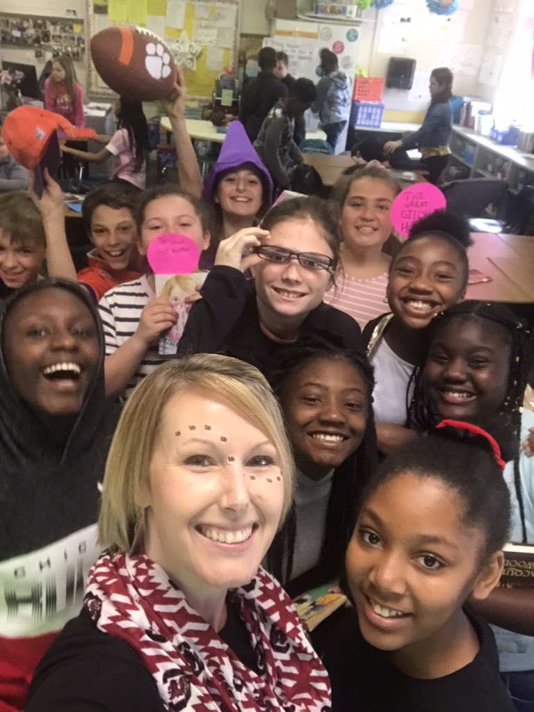 ShirahStacy's tweet photo. We always enjoy our annual Living Literature Parade. A great way to begin a Friday and to end a school week! 😁 @AliceDrive_Elem #thehiveonthedrive https://t.co/hvyK9I4IAS