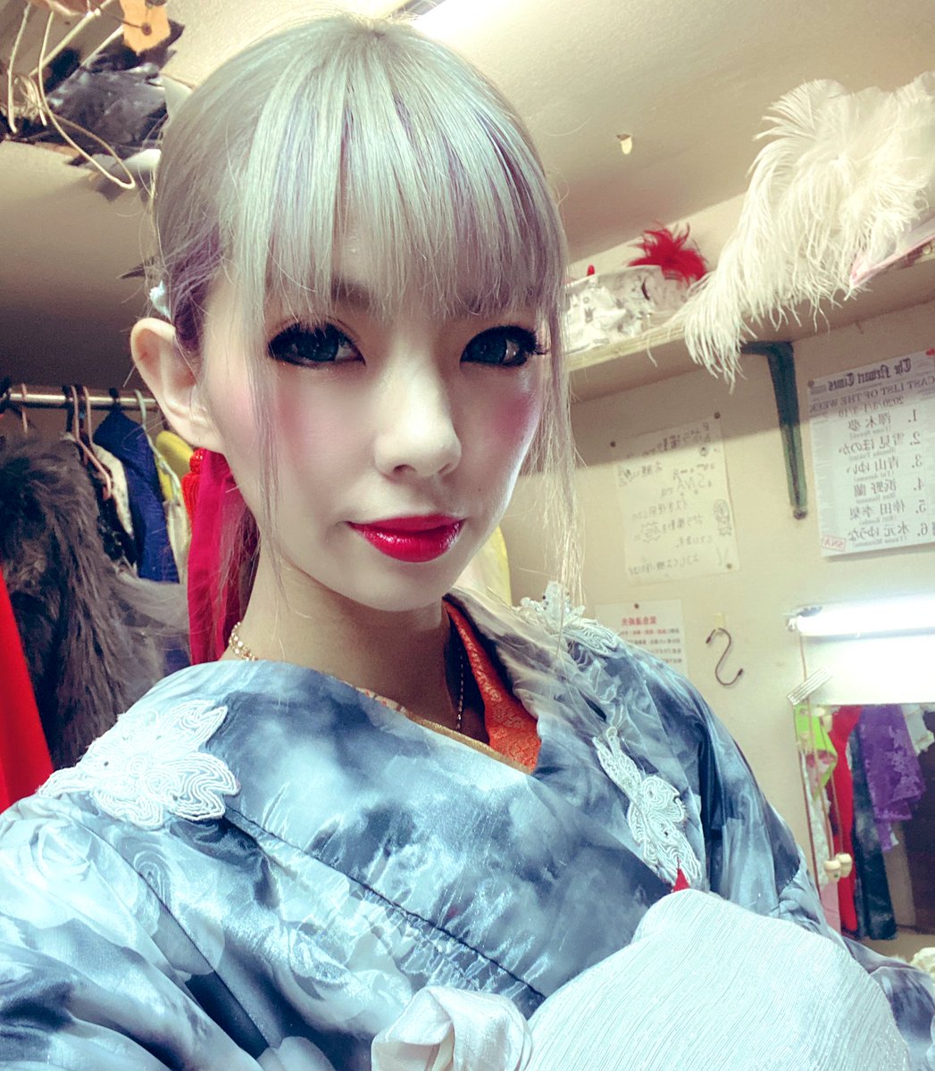 ran20020516's tweet photo. 新宿ニューアート７日目
新作のマスク❤️も導入〜ぅ
ステージ中に付けてるお客様をみるとほっこりした気持ちになります。
昨日はゆうなちゃん、ほのもお手伝いをしてくれました🤗りりは大変な布を型を取って全部���ョキチョキしてくれて本当に感謝です(๑˃̵ᴗ˂̵)ありがとう〜今日も宜しくお願いします https://t.co/RzNBkB2rj4