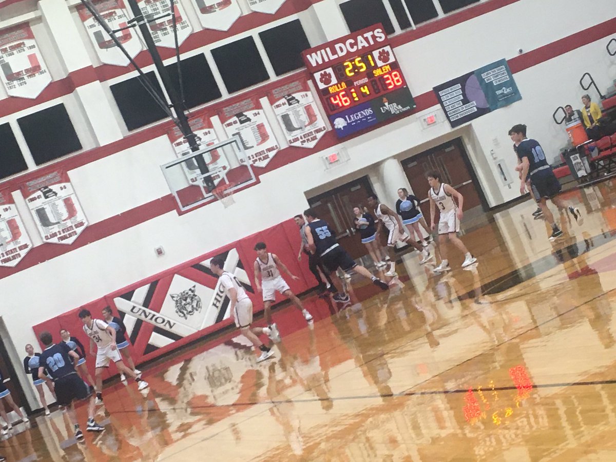 Dogs are winning with 4:00 left. Cheerleaders and the 6th man are in the house!! #RollaBulldogs