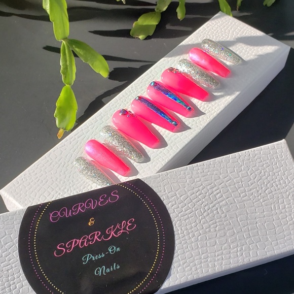 CurvedMyWay's tweet image. So good I had to share! Check out all the items I'm loving on @Poshmarkapp from @CurvesOns #poshmark #fashion #style #shopmycloset #curvessparkle #curvessparklenails: posh.mk/8tnq2JNfC4