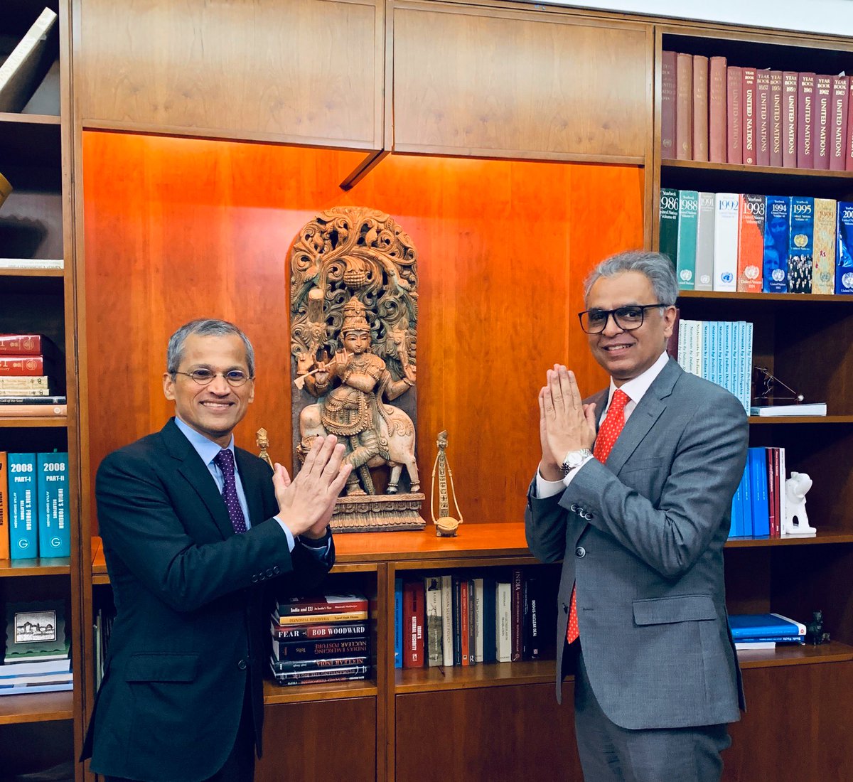 AkbaruddinIndia's tweet photo. Namaste 🙏🏽

A healthy Indian tradition is gaining new ground @UN as diplomats strive to keep in tune with the times. 

As on so many other issues, India &amp; Singapore agree on this too. 

#coronavirus https://t.co/E0I06PD6Ec