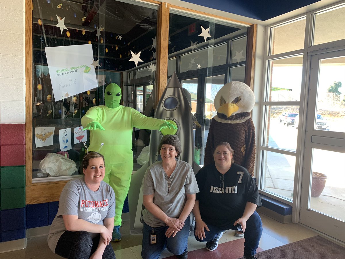AmandaBillmeyer's tweet photo. Our Potomack cooks are “Out of this World!” They had so much fun promoting National Breakfast Week. Thank you for helping the students learn the importance of eating breakfast. #PotomackAIR https://t.co/vlc0cecmtA
