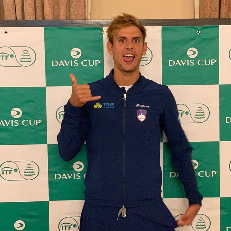 kirschbaumarg's tweet photo. El #TeamKirschbaum 🍒 presente en la #CopaDavis 🤙🏼😜 Tomás Lipovsek Puches, integrante del equipo esloveno 🇸🇮

#KirschbaumARG #KirschbaumStrings #Kirschbaum https://t.co/HVQvYiDy17