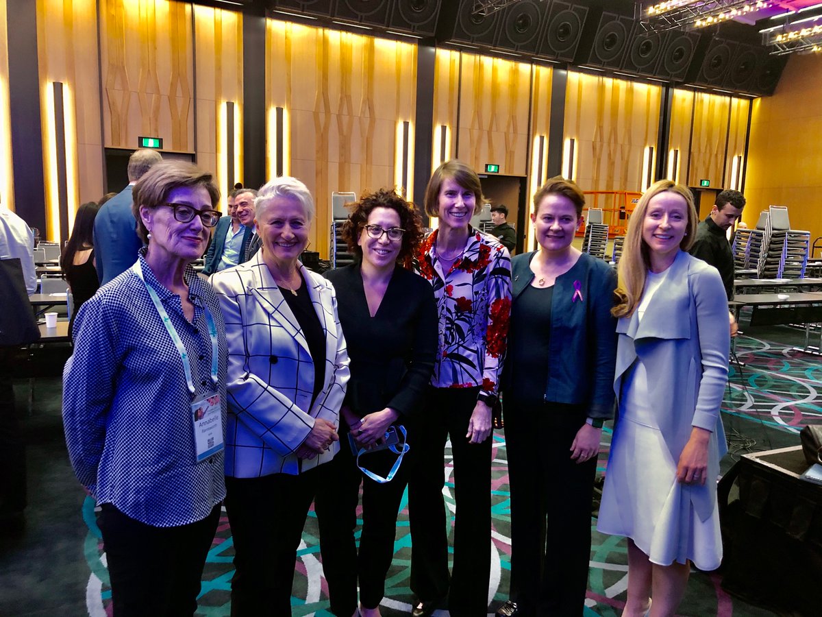drkerrynphelps's tweet photo. I was honoured to moderate the panel about the “Future Surgeon”, the future of #ObstetricsAndGynaecology and emerging sub-specialties #AGES2020 @inquisitiveGyn @SocraticEM https://t.co/TGhX9ELF0J