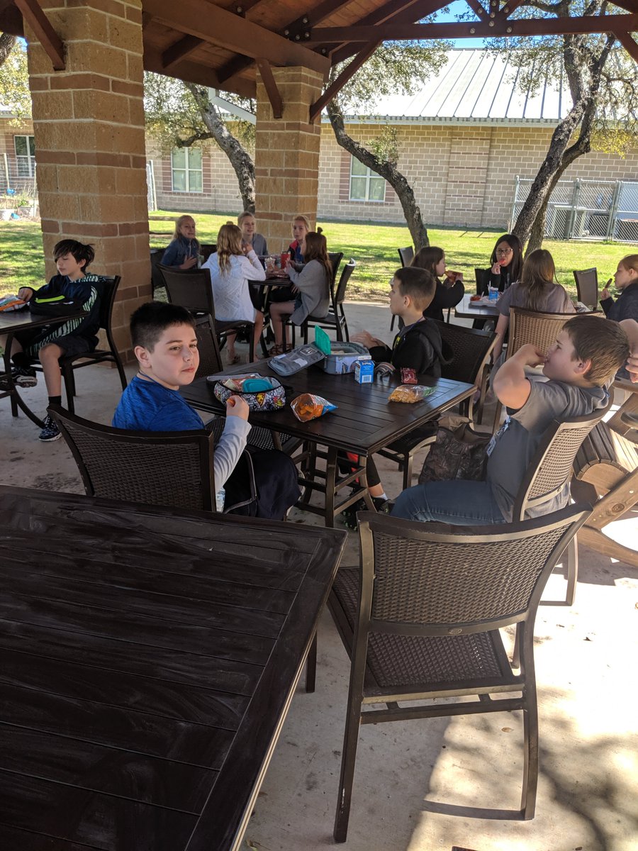 stangle4th's tweet photo. @CiboloCreekES 4th grade self managers enjoyed lunch outside with the teachers! @McFeeAmy @amy_mcfee  @CyndyVeselka #kickoffspringbreak #ccesohana https://t.co/opULCxVG4D