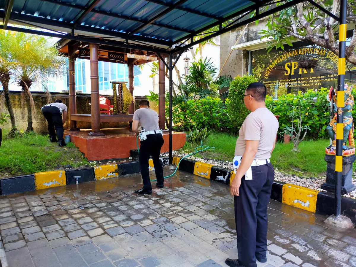 polsekkuta's tweet photo. Wakapolsek Kuta Polresta Denpasar Pimpin Personil Lakukan Kebersihan lingkungan Mako, Sabtu (7/03/2020) pagi.
#divisihumaspolri #multimediapoldabali #kebersihan #bersih #lingkungan #asri #personil #kerjabakti #infobadung #polisibali #denpasarviral #denpasarnow #balinejani #kuta https://t.co/UcyzRwNjpP