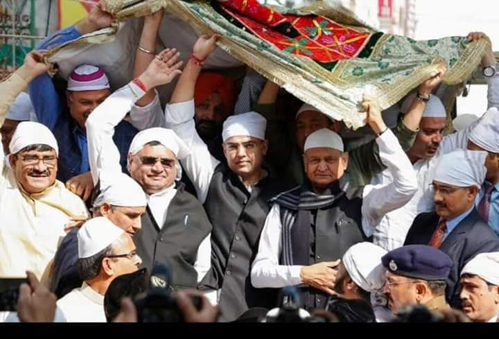WolfMaximus2's tweet photo. @PMOIndia 
@rss
@BJP4India 
#congressmuktbharat 
@RahulGandhi 
#VoteBankPolitics

नीचे फोटो @RajCMO सरकार की #Ajmer चादर पेश करने की है 

और दूसरी #gifts  है 
खाटू - श्याम #hindu मेले में सरकारी कर
वो भी 21000+11000
हद से ज्यादा!!
 शर्म करो #कांग्रेससरकारराजस्थान https://t.co/MbZuWKJrOK