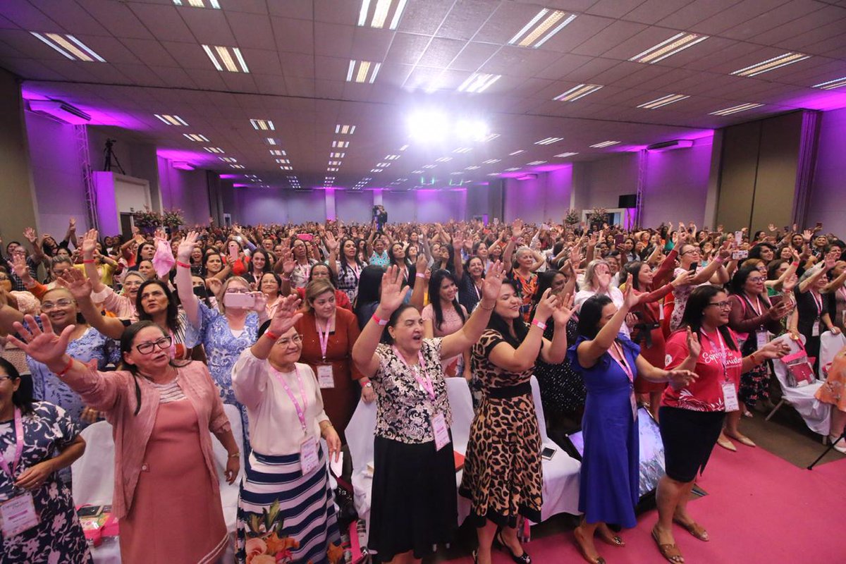 elia_oliveira's tweet photo. 2º Encontro Nacional de Esposas de Ministros das Assembleias de Deus, em Fortaleza/CE.
Com o tema “Cuidando do seu coração” baseado em Pv. 4:23, sob a coordenação da irmã @lidiadantascosta, uma noite inesquecível na presença de Deus. 🙏🏻
Fotos: @TiagoBertulino
@cgadboficial https://t.co/QEekntYzn4