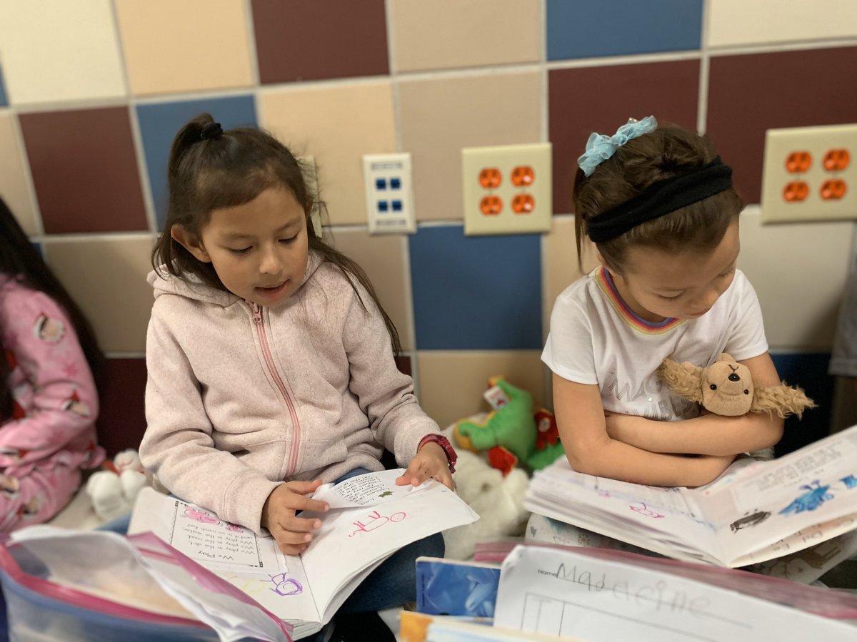 Borcherttx's tweet photo. Our school read-in! 📚 😍#welovekinder #centralkids https://t.co/aj4UoCK8cv