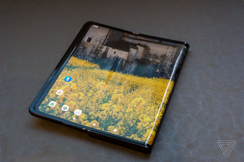 iPhoneHackx's tweet photo. The World's First Rollable Screen Phone Concept is Magical https://t.co/Zad8CnVk1G #rollablescreen #Phone https://t.co/ub3HOq3cT1