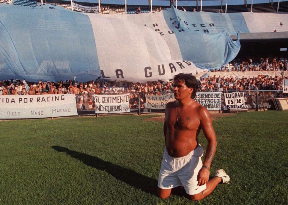 DataRacingOK's tweet photo. El 7 de marzo de 1999 #RACING sufría su peor crisis y debía jugar en el Cilindro, pero la justicia no lo dejó.

Los hinchas coparon igual el estadio y demostraron que este amor nunca va a dejar de existir.

Por eso, hoy celebramos el #DíaDelHinchaDeRacing.

¡FELIZ DÍA ACADÉMICOS! https://t.co/qGifIOv3lk