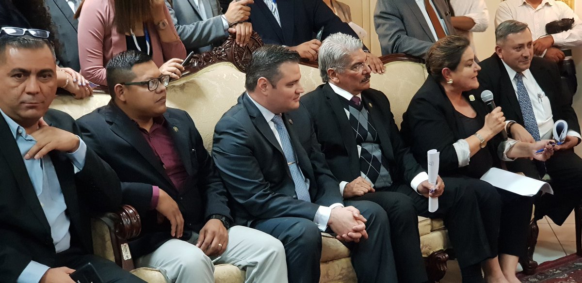OscarCarabante2's tweet photo. Pregunta del millón ? el día de ayer los #DIPUTAdos manifiestan que por culpa de nuestro presidente actual @nayibbukele el pueblo los recibe a #PUTIADAS 😂, por que a @GGallegos24 lo abrazan y le dicen jefe lo apoyamos en todo, querido en toda la @AsambleaSV y por el pueblo 🇸🇻 https://t.co/NoXLnfF3Ce