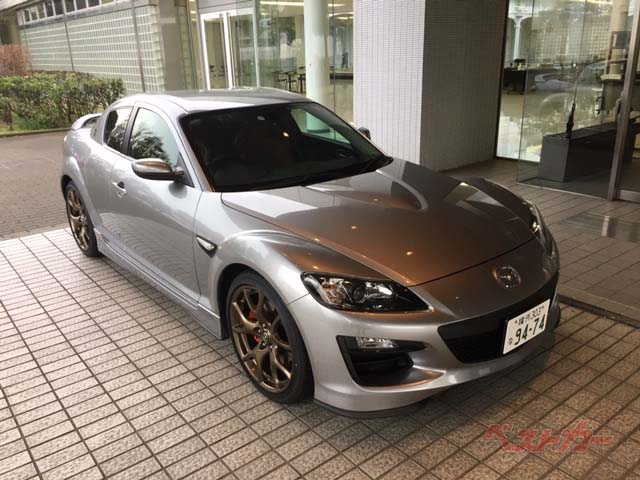 紙のベストカー編集部 11年まで愛車だったrx 8に9年ぶりに乗りました 私のは最初期型でしたが 今回乗ったのは最終限定車 こんなに足が硬かったっけ と思ったのは最近ヤワなクルマばかりに乗っているからでしょう レブリミットは9000回転 ロータリー