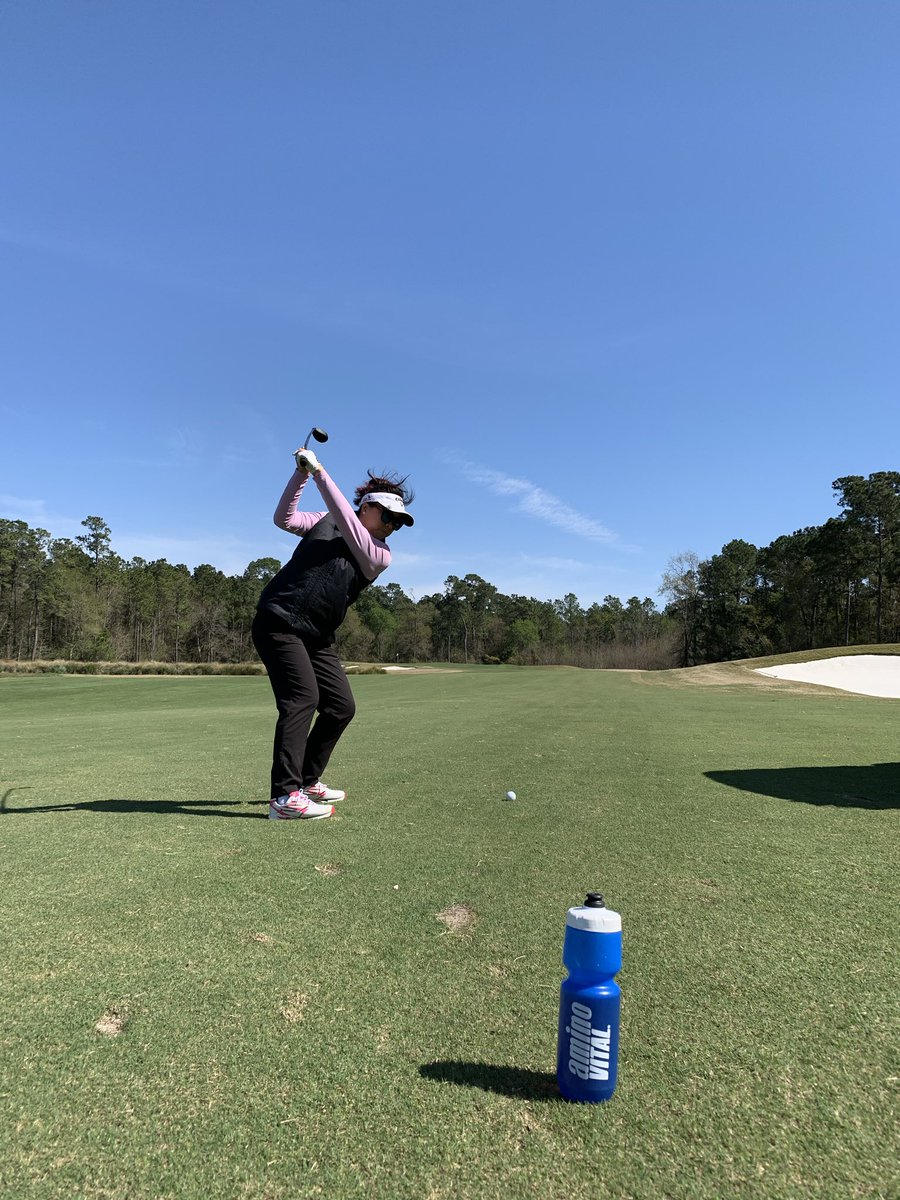 princess_ja's tweet photo. Never bored of my office views! Thanks @ShortGameG for a fun Friday! #teamaminovital #singha #bodybynat #stayvital #udompanich #callawaygolf #fridayvibes #skechers https://t.co/0bHmcZMYii