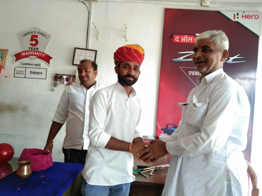 BhagawanaRam_'s tweet photo. आज #सिवाना क्षेत्र के #पादरू में युवा कांग्रेस का विधानसभा अध्यक्ष बनने पर पूर्व ब्लॉक अध्यक्ष आदरणीय प्रेमसिंहजी राठौड़ पादरू से मुलाकात कर आशीर्वाद लिया ओर कांग्रेस कार्यकर्ताओ द्वारा स्वागत किया गया। https://t.co/XDzjkKGObA