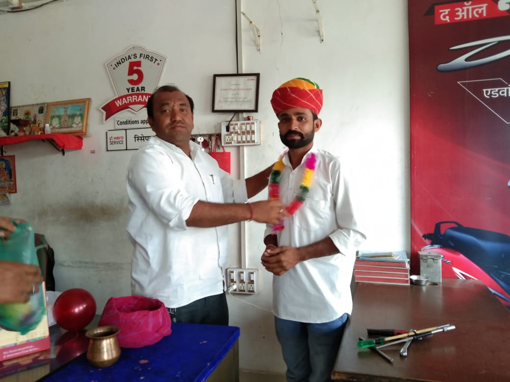 BhagawanaRam_'s tweet photo. आज #सिवाना क्षेत्र के #पादरू में युवा कांग्रेस का विधानसभा अध्यक्ष बनने पर पूर्व ब्लॉक अध्यक्ष आदरणीय प्रेमसिंहजी राठौड़ पादरू से मुलाकात कर आशीर्वाद लिया ओर कांग्रेस कार्यकर्ताओ द्वारा स्वागत किया गया। https://t.co/XDzjkKGObA