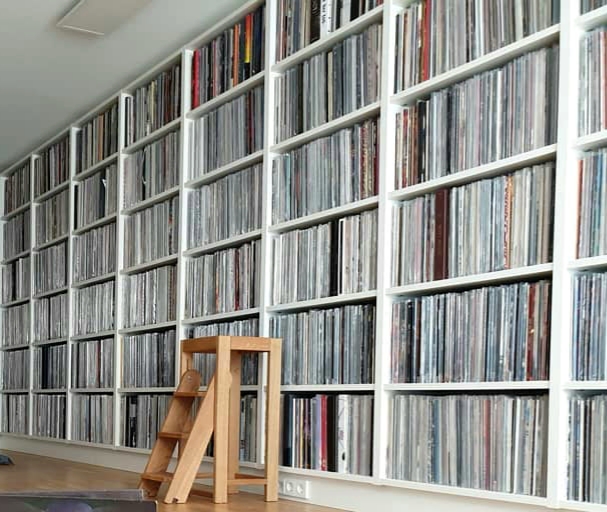 Addiction_ers's tweet image. Legend has it that #RobertPalmer&apos;s #CompassPoint, Nassau home had a floor to ceiling record collection. legend also has it that a Caribbean storm trashed the home and forced the Palmer&apos;s to redecorate. What happened to all those records? Did the dolphins get listen to them? 🐬💿