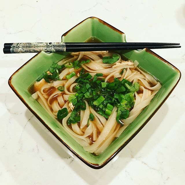 EverlyGrey's tweet photo. What’s for dinner? Nothing better than a bowl of hot Chicken Pho🍲. I tweaked this recipe to make it easy for my “mom-life” schedule and even my picky daughter loves it😋
🍲
-1/2 tbsp minced ginger
-2 green onions
-1 tsp coriander
-1 whole clove
-4 cups chicken broth
-2 cups wa… https://t.co/JOW9Qy4HNC