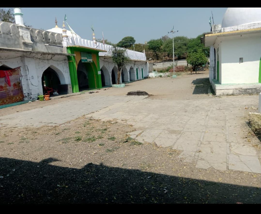 ReclaimTemples's tweet photo. महाराष्ट्र के औरंगाबाद जिले में खुलताबाद तहसील में पारियों का तालाब के पास एक दरगाह है जो कभी प्राचीन शिवमन्दिर हुआ करता था। उसमे स्थित बहुत प्राचीन और सुंदर शिवलिंग है। 

इसके ऊपर हुए निशानों से पता चलता है कि इसको शायद लोहे की जंजीरों से हिलाने की या निकालने की कोशिश की गई थी। https://t.co/cwqLZPtA7E