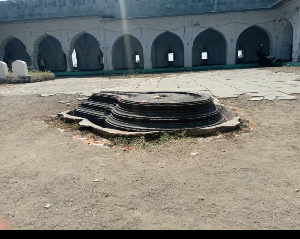 ReclaimTemples's tweet photo. महाराष्ट्र के औरंगाबाद जिले में खुलताबाद तहसील में पारियों का तालाब के पास एक दरगाह है जो कभी प्राचीन शिवमन्दिर हुआ करता था। उसमे स्थित बहुत प्राचीन और सुंदर शिवलिंग है। 

इसके ऊपर हुए निशानों से पता चलता है कि इसको शायद लोहे की जंजीरों से हिलाने की या निकालने की कोशिश की गई थी। https://t.co/cwqLZPtA7E