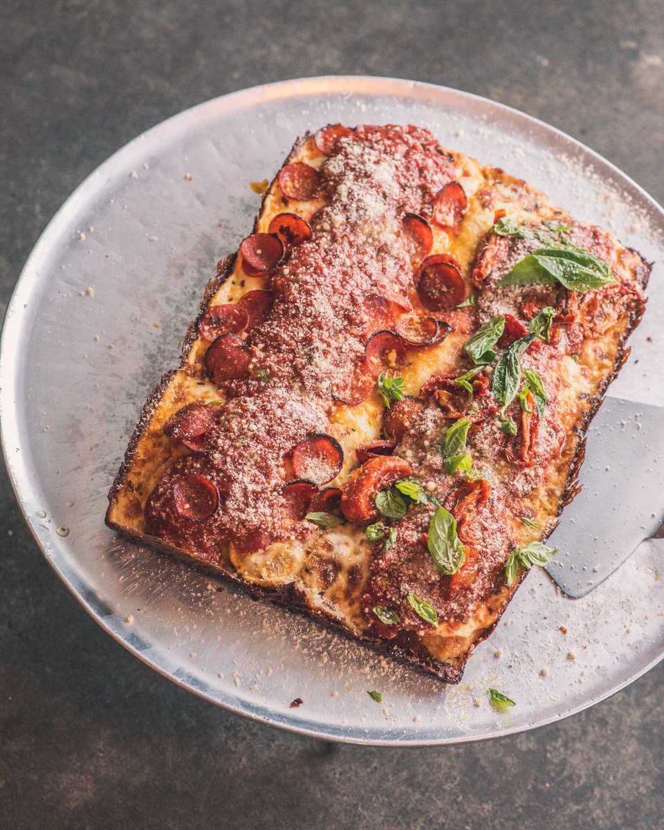 In these dark days, I present to you: the best pizza in #Vancouver ~ flare.com/localist/best-… written by me, for @FLAREfashion