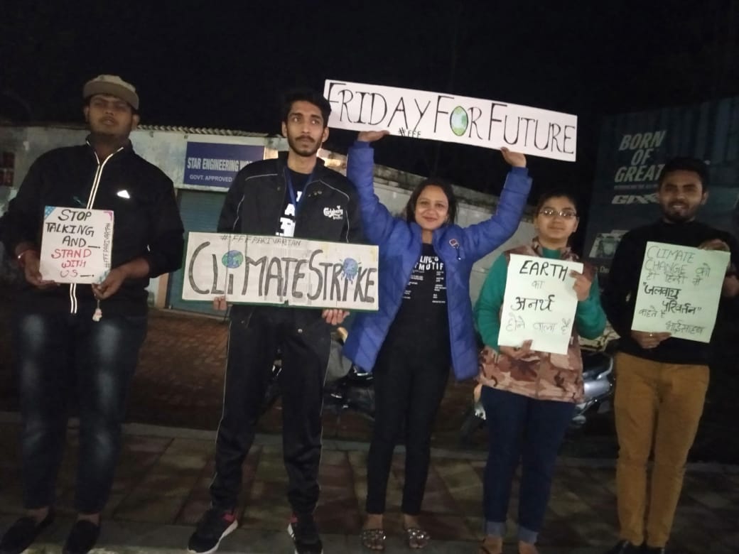 A silent demonstration was held at Moradabad UP India, today meanwhile this heavy rain to create awareness about the adverse effects caused by this changing climate.

#ClimateChange 
#FridaysForFuture 
#ParivartanTheChange
#GretaThunberg 
#5thweek
#Moradabad
#Futuregeneration