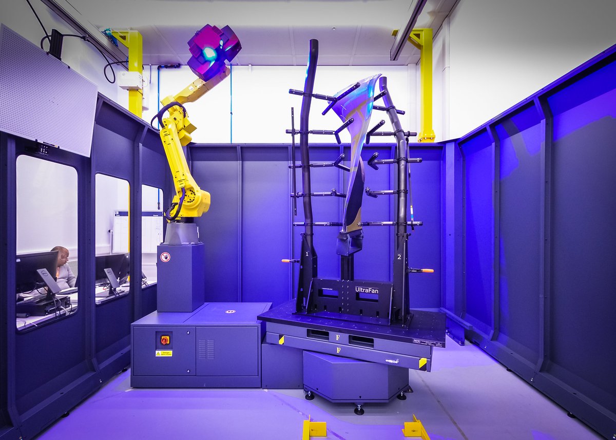 RollsRoyceAsia's tweet image. #DidYouKnow our #UltraFan fan blades are made by manufacturing techniques that build up hundreds of layers of carbon-fibre materials together? Learn more about the process here: ow.ly/wNFz50yzW3j #IntelligentEngine