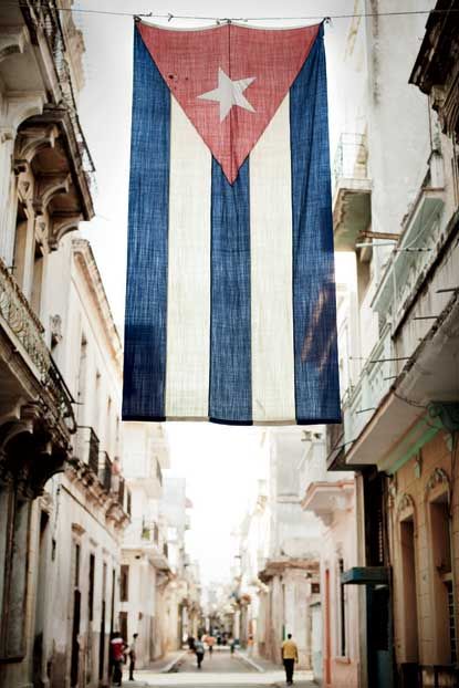 comadritahabane's tweet photo. Si un día el último revolucionario cubano  pereciera en la lucha, no dejaría caer nuestra bandera: ¨ Nuestros muertos alzando los brazos; la sabrán defender todavía... Sépanlo #VandalosdelImperio #RespetaMiBandera  #ConCubaNoTeMetas @DeZurdaTeam https://t.co/RcVPbxHdJS
