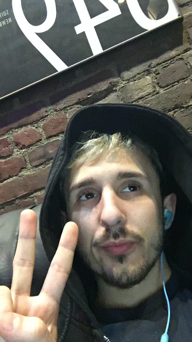 ACuletu's tweet photo. When i’ll make it in the music industry, i’ll come back to this photo of me during a 9 hr shift at a studio and fuckin thank myself https://t.co/zQjvT6OaBm