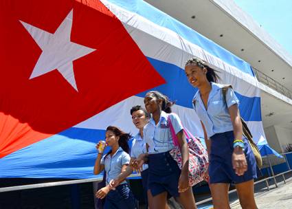comadritahabane's tweet photo. ! Esas Sí son cubanas !Luminosas como nuestra enseña nacional . Bellas como sus colores. Bravas como las mambisas que la defendieron en la manigua. #RespetaMiBandera. #VándalosDelImperio el alma de las mujeres cubanas es tricolor. #XTuAlmaDeMujer , porque eres Patria y #Cuba https://t.co/W6TSPzubnv