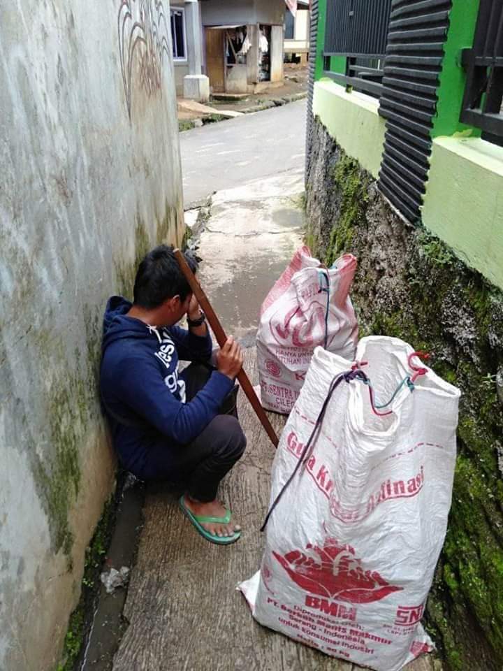 kawalnkri_'s tweet photo. PEDAGANG MENANGIS DI PINGGIR GANG

Ada suara menangis di pinggir gang, ternyata seorang pedagang di Karawang yg dagangannya tak laku dan beliau kelaparan. Terimakasih yg sdh membantu.

Kalau ada pedagang kecil yuk di bantu. Tdk perlu cari yg jauh krn yg dekat dgn kita msh banyak. https://t.co/9GReMa4cY6