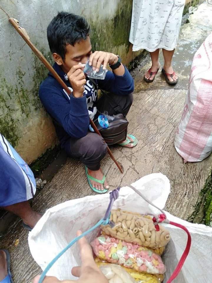 PEDAGANG MENANGIS DI PINGGIR GANG

Ada suara menangis di pinggir gang, ternyata seorang pedagang di Karawang yg dagangannya tak laku dan beliau kelaparan. Terimakasih yg sdh membantu.

Kalau ada pedagang kecil yuk di bantu. Tdk perlu cari yg jauh krn yg dekat dgn kita msh banyak.