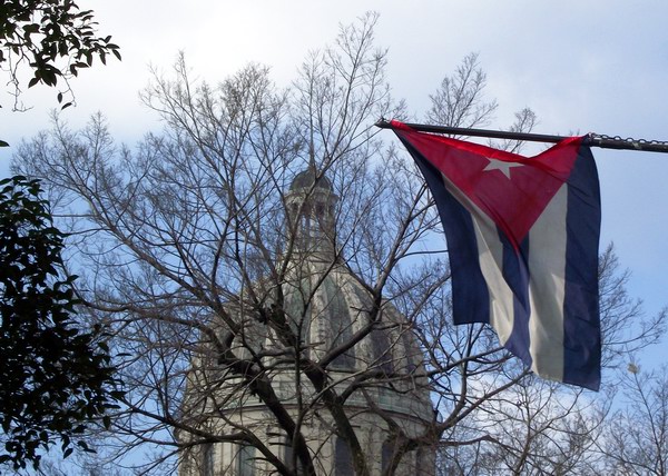 comadritahabane's tweet photo. ¿No la veís? Mi bandera es aquella
que no ha sido jamás mercenaria,
y en la cual resplandece una estrella,
con más luz cuando más solitaria. (Bonifacio Byrne )
Ustedes perdieron su Bandera #VandalosdelImperio #RespetaMibandera pedazo de traidorzuelo. https://t.co/Bc22D7a8uV