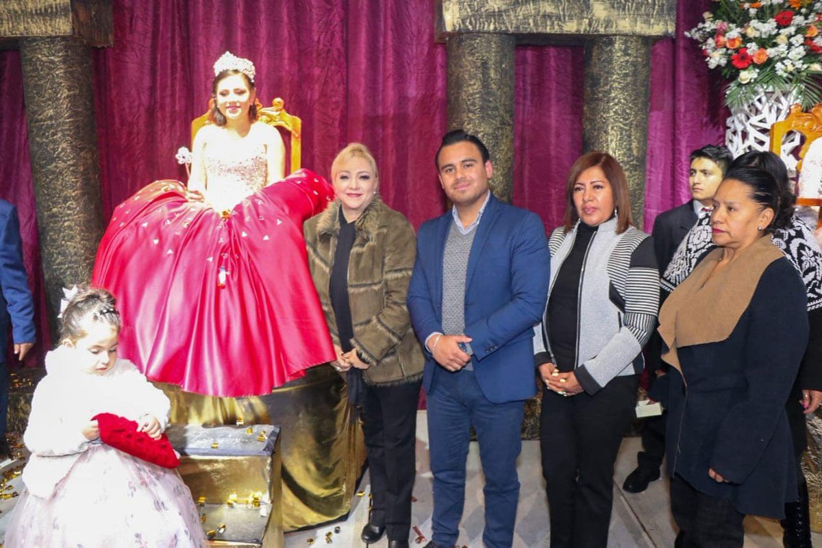 MaryCarmenS_'s tweet photo. Continuamos con la coronación de la Reina "Valeria 1ra.", de la ESFAA, muchas felicidades y que esté lleno de éxitos su reinado, les mando un abrazo a tod@s los asistentes que tengan una linda noche 🙅🏼‍♀️.
#MujerdeHechosyResultados, #LXLegislatura, #ESFAA, #Teziutlán https://t.co/96Jn26YS9B