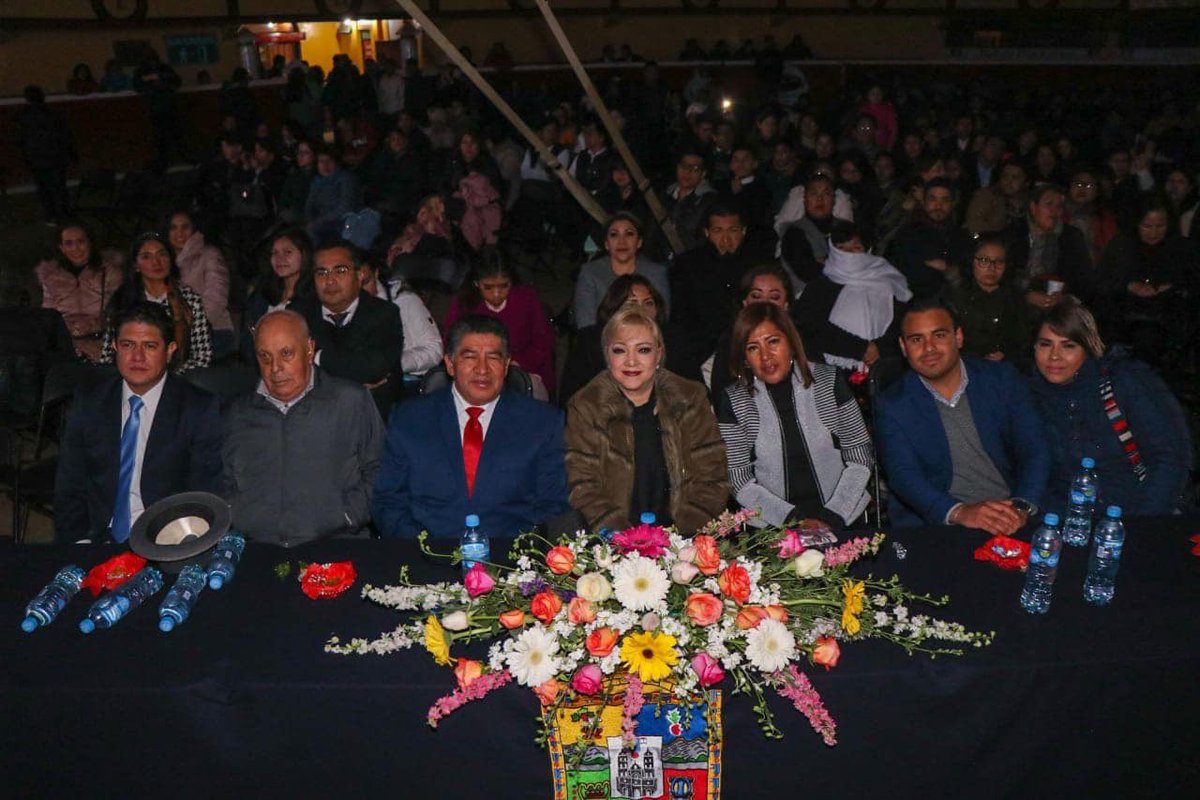 MaryCarmenS_'s tweet photo. Continuamos con la coronación de la Reina "Valeria 1ra.", de la ESFAA, muchas felicidades y que esté lleno de éxitos su reinado, les mando un abrazo a tod@s los asistentes que tengan una linda noche 🙅🏼‍♀️.
#MujerdeHechosyResultados, #LXLegislatura, #ESFAA, #Teziutlán https://t.co/96Jn26YS9B