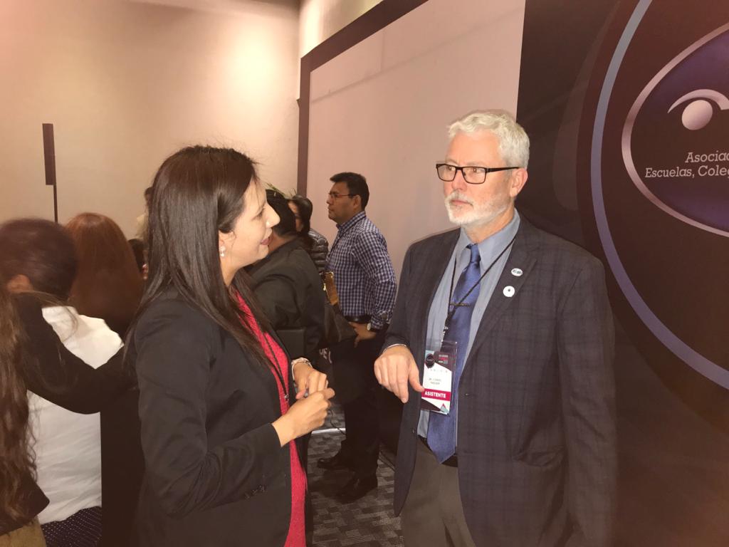 OptometriaENES's tweet photo. @OptometriaENES abriendo el capítulo ENES con @VOSHintl y su presidente el Dr. Dan Twelker.
En el marco del XII #CongresoNacional de #optometria
#Puebla #2020 https://t.co/B68xtNcKIp