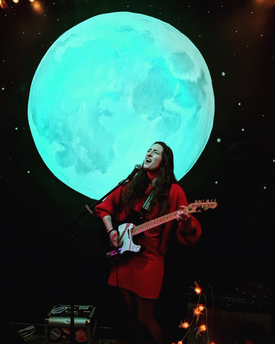 maggieraemusic's tweet photo. Looking up there’s no cloud cover, the water and her lover, the moon 🌔 https://t.co/e8kUnC5t0c