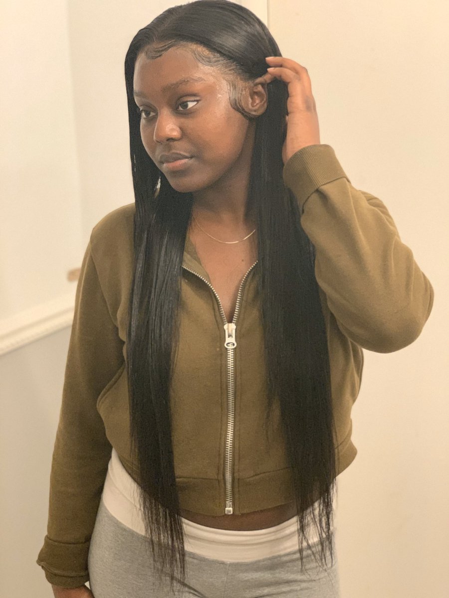 TFT4prez's tweet photo. my sister sooo pretty 😍😍😍 had to slay my bby girl for her senior portraits ❗️#whatfrontal👀 https://t.co/xoxB1P5xV8