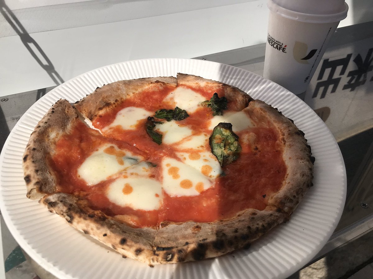 hazuse_kitsune's tweet image. お昼はやっぱピッツァやな！
500円でセットドリンクまで付いてくるなんてお得過ぎてビックリ😋
#REDKITCHEN