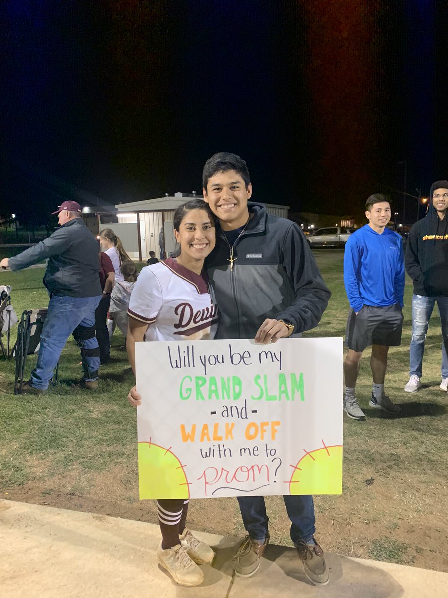 Great TEAM win tonight! Jr. #44 Mackenzie McClellan gets the win w/ 6 IP, 6 K’s, gave up 5 hits. Sr. #18 Isabella Gutierrez gets the save! Jr. #00 Allyson Taylor lead the team with 3 hits and 2 RBIs. And we had one promposal.