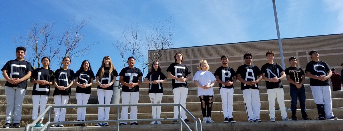BCHSThunderBand's tweet photo. Flash the White Pants! https://t.co/jbZwJ8zkDN