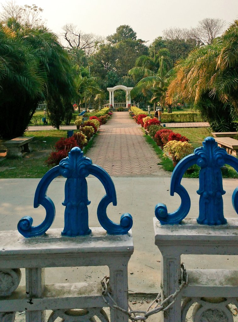 em_basu's tweet image. The world comes filled with #Colors and a whole lot of fresh #greenery. The world that seemed so grey &amp;amp; dull in the winter just left behind has come alive once again. 

#Springhasarrived